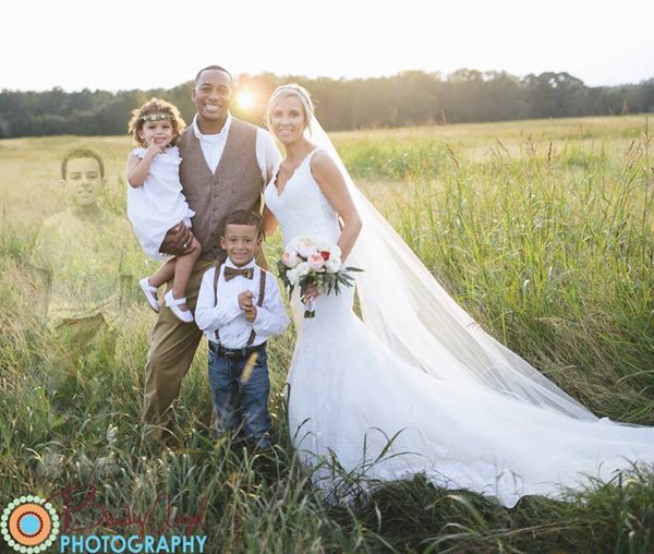 Cette photo de mariage, qui fait le tour du web, a ému le monde entier. Découvrez pourquoi…