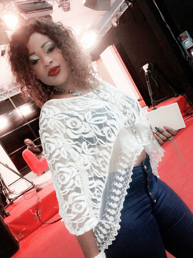 La chanteuse GuiGui raffole des tenues transparentes