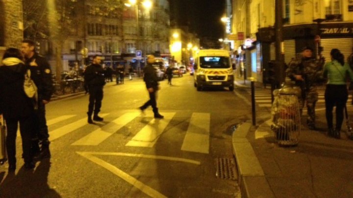Attaques à Paris: Hollande, Valls et Cazeneuve en réunion de crise
