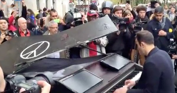 Un inconnu a ramené son piano à queue jusqu’au Bataclan pour rendre un poignant hommage aux victimes... Aucun mot n'est assez fort.