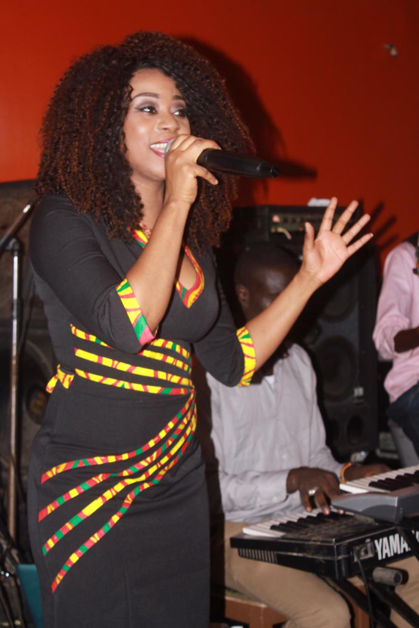 6 photos - Le duo Adiouza-Ma Khoudia Keita en live au Just 4 U