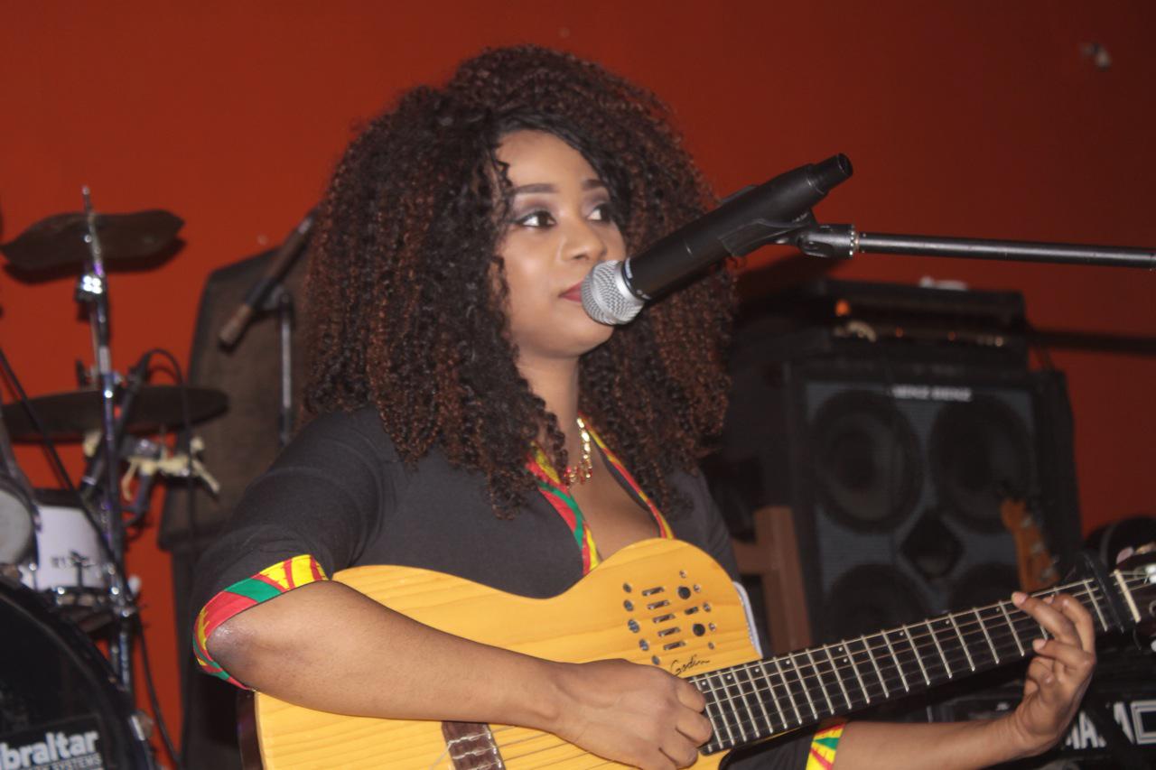 6 photos - Le duo Adiouza-Ma Khoudia Keita en live au Just 4 U