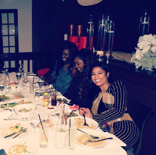 Quand Nicki Minaj va dîner au restaurant entre amis, elle ne fait pas les choses à moitié !