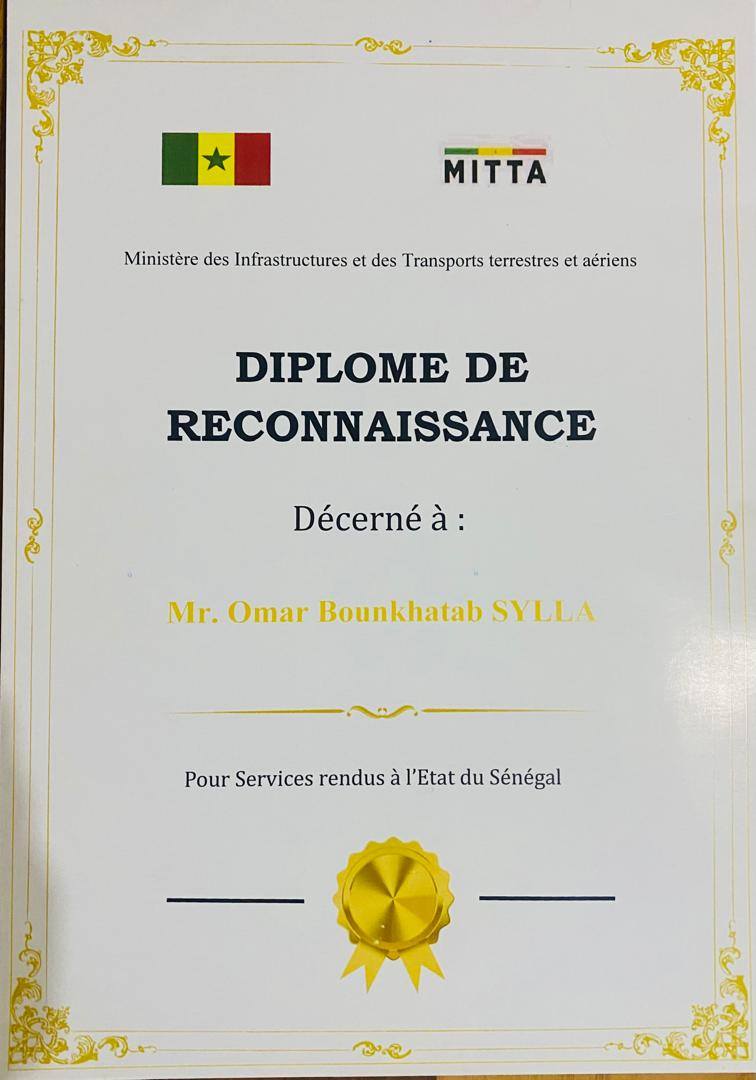 Omar Bounkhatab Sylla élevé au grade de Chevalier de l'Ordre National du Lion Omar Bounkhatab Sylla élevé au grade de Chevalier de l'Ordre National du Lion