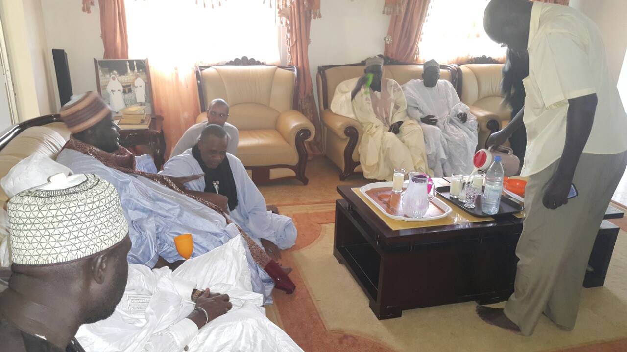 Visite À peulh Dioss chez Mr le Maire de Diama Oumar Sow fidèle de mawlana cheikh Ibrahima Niass.