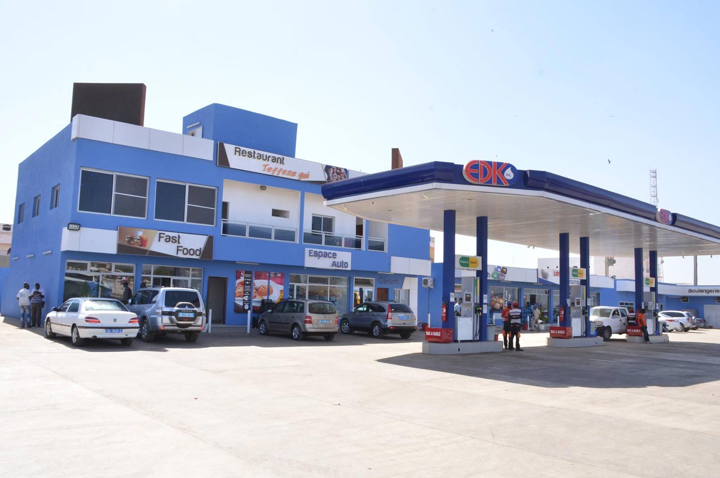 Arrêt sur image légendée: Demba Kâ, propriétaire de la nouvelle station  d'essence EDK OIL de
