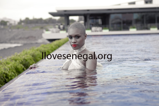 Photos : L’incroyablement sexy Ndèye Ndack vous invite dans une piscine