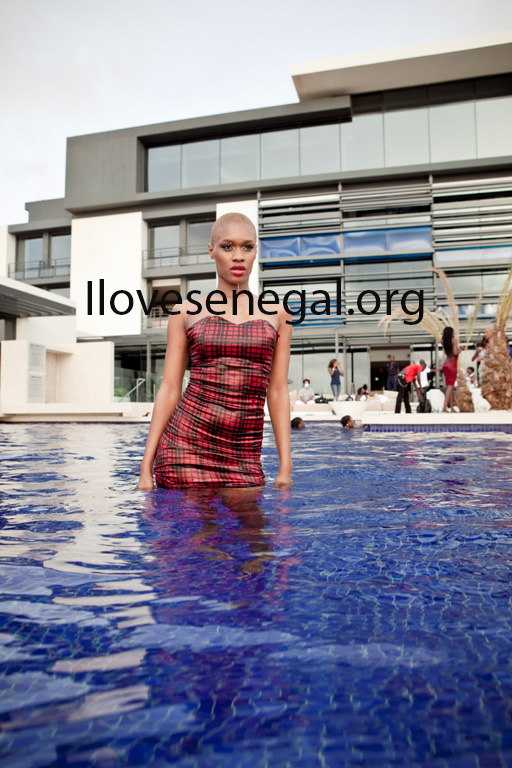 Photos : L’incroyablement sexy Ndèye Ndack vous invite dans une piscine