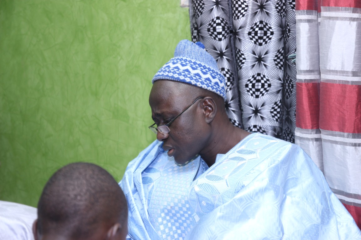 Serigne Moustapha Khassaïdes, fils de Serigne Abdourahmane Mbacké Borom Deurbi, bénit ses talibés