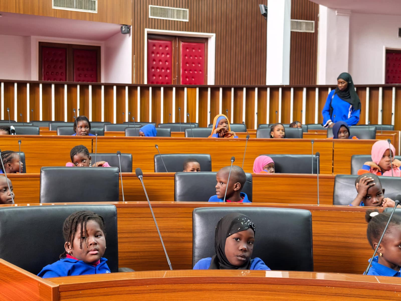 Quand les élèves de Mbao jouent aux députés : Une visite marquante à l’Assemblée nationale Quand les élèves de Mbao jouent aux députés : Une visite marquante à l’Assemblée nationale