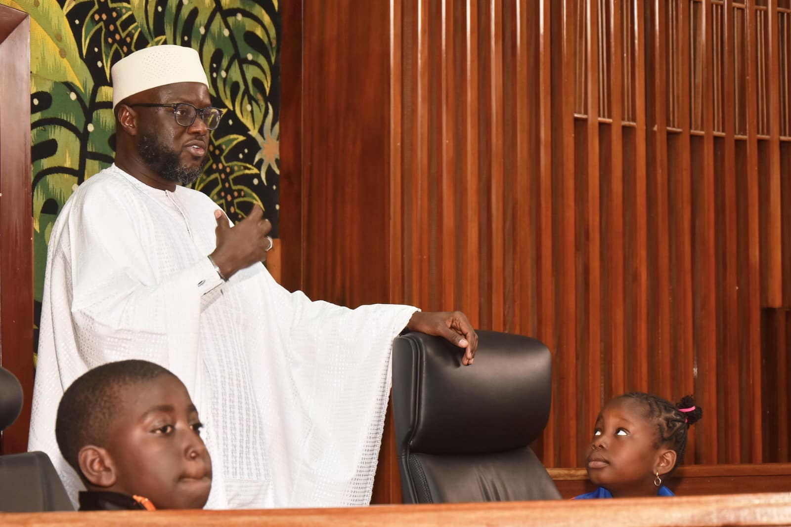 Quand les élèves de Mbao jouent aux députés : Une visite marquante à l’Assemblée nationale Quand les élèves de Mbao jouent aux députés : Une visite marquante à l’Assemblée nationale