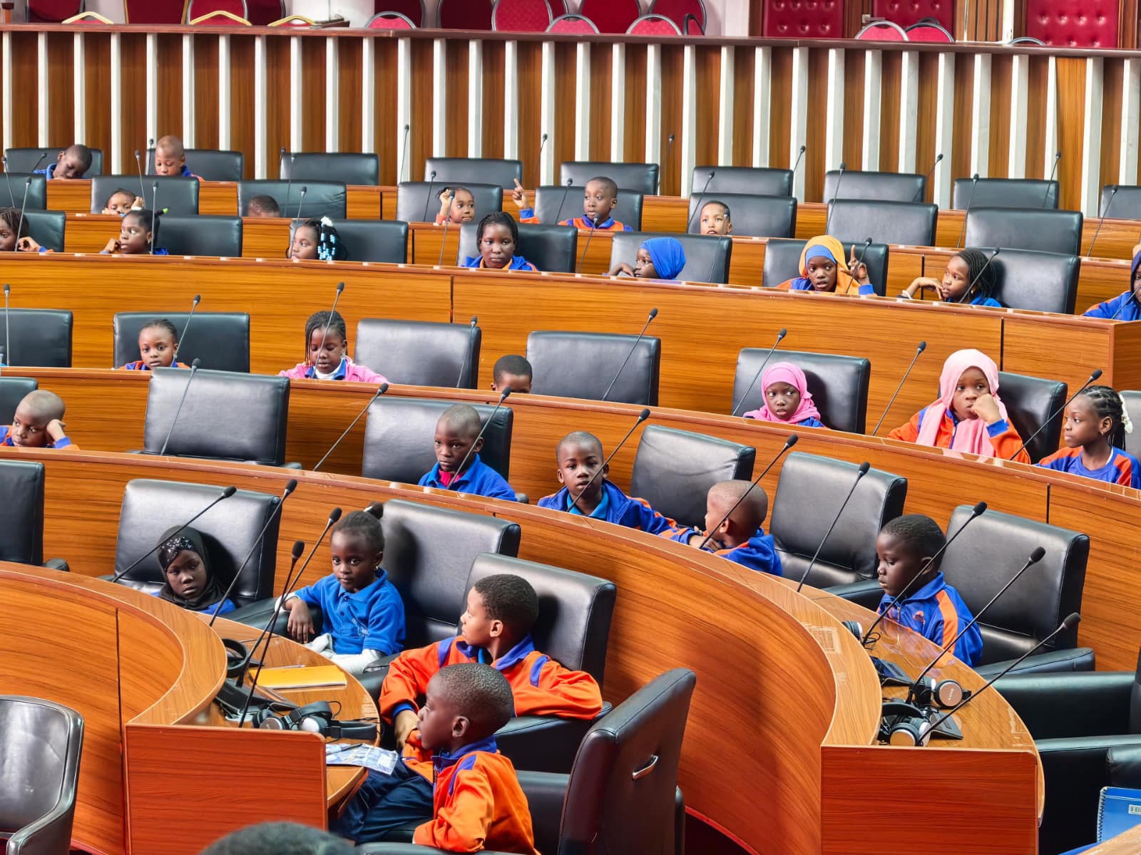 Quand les élèves de Mbao jouent aux députés : Une visite marquante à l’Assemblée nationale Quand les élèves de Mbao jouent aux députés : Une visite marquante à l’Assemblée nationale