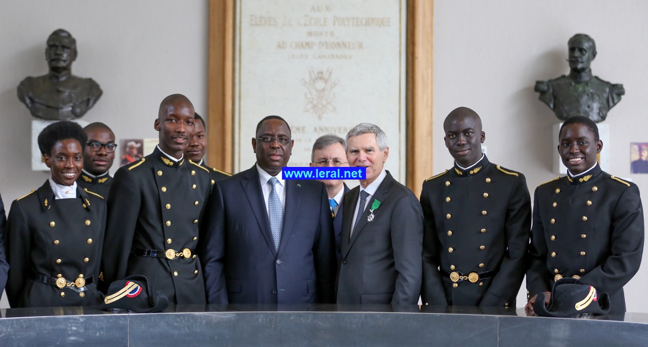 Les étudiants sénégalais de l'école polytechnique de Paris posent avec le Président Macky Sall