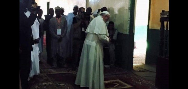 Visite en Centrafrique: Le pape François à la mosquée de Bangui