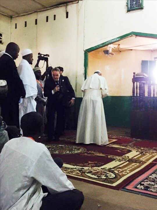 Visite en Centrafrique: Le pape François à la mosquée de Bangui