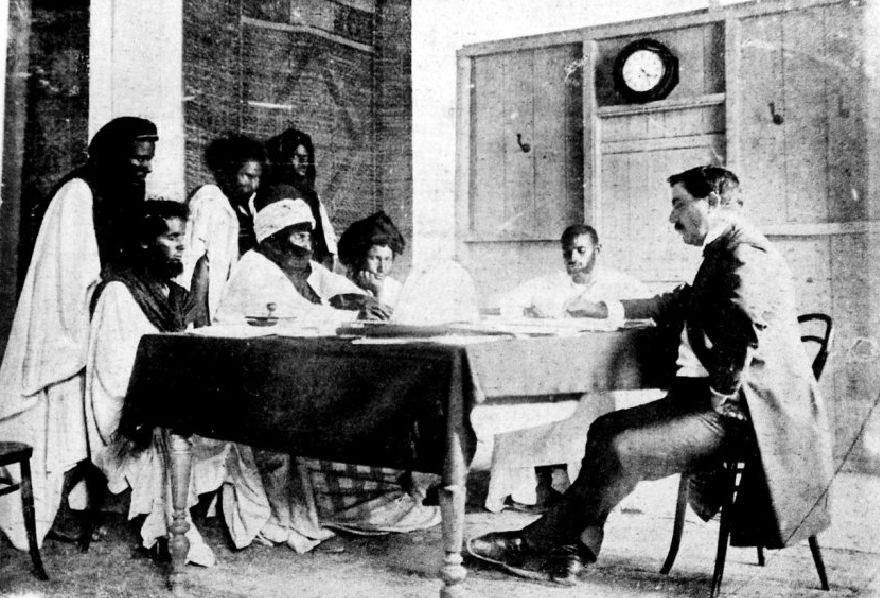  Le marabout Cheikhna Cheikh Saadbou ici en 1903, entouré de ses fidèles et le colon Xavier Coppolani 