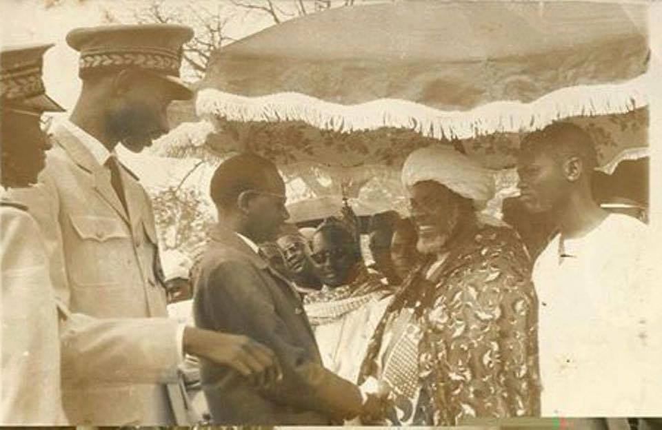 Mamadou Dia accompagné d'Abdou Diouf (ici gouverneur du Sine-Saloum), rencontre Cheikh El Hadj Ibrahima Niasse dit Baye Niasse, en 1962