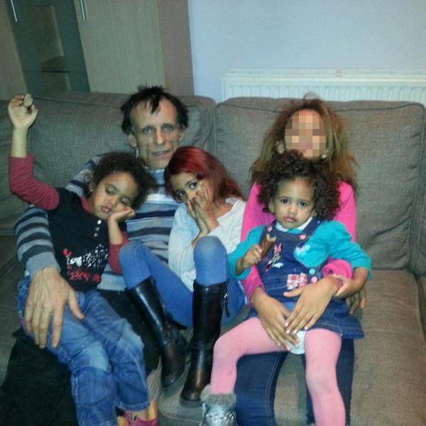 Photo : Hellmut et ses enfants, dont Aïcha, seule survivante du drame).