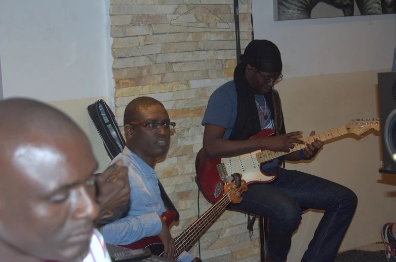 Photos - Ablaye Mbaye en studio pour la finalisation de son prochain album