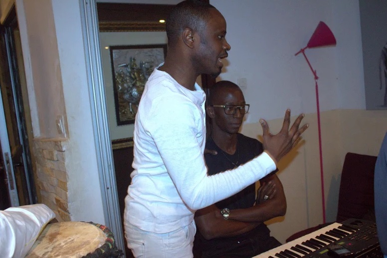 Photos - Ablaye Mbaye en studio pour la finalisation de son prochain album