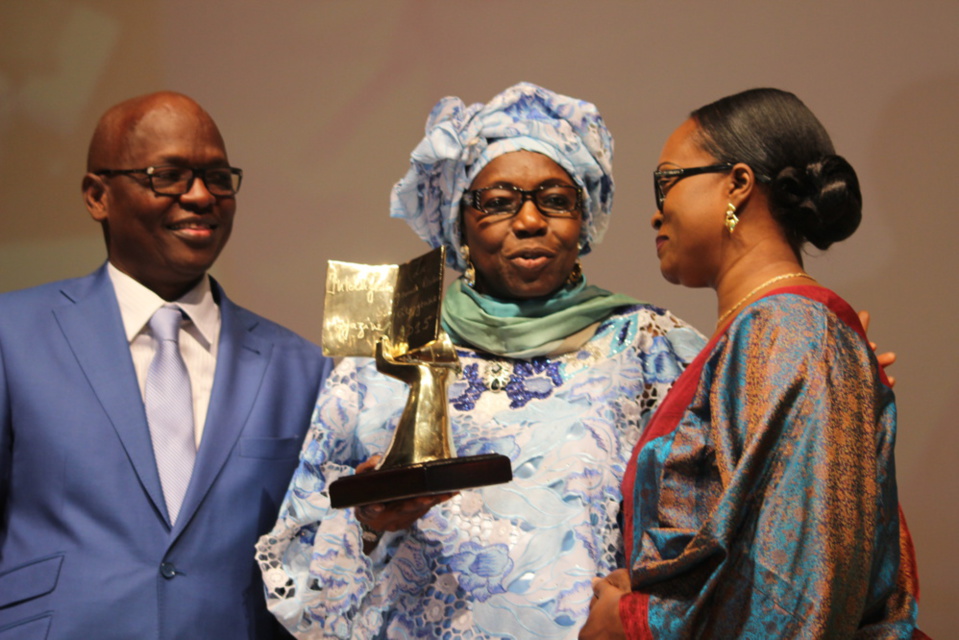 Maimouna Kane Touré entourée des parents de la promotrice de la Grande rentrée citoyenne