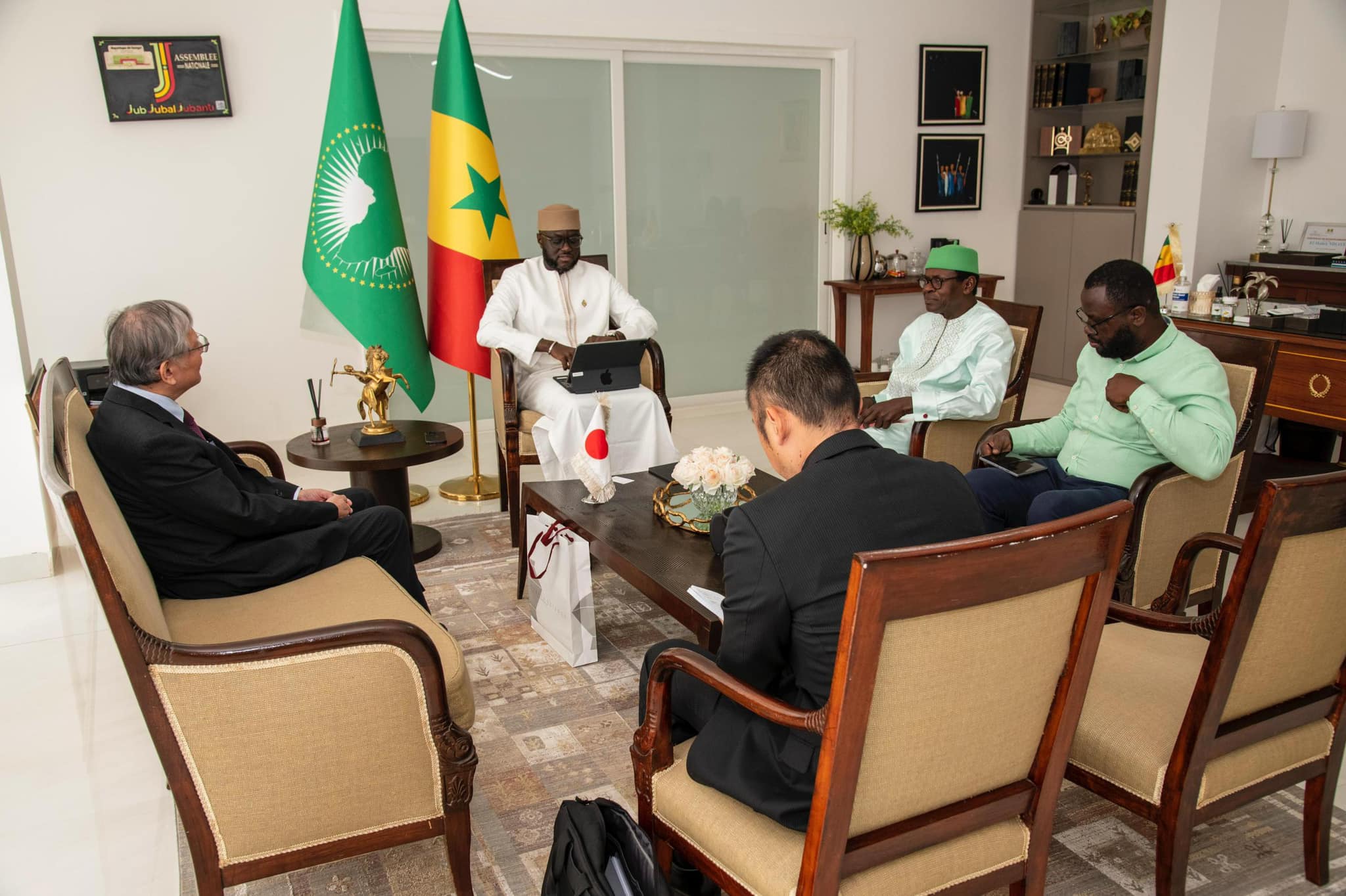 Renforcement des relations Sénégal-Canada et Sénégal-Japon : Le président de l’Assemblée nationale en audience avec les ambassadeurs