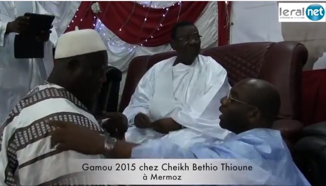 Arrêt sur images-Serigne Mbacké Ndiaye fait son "djebelou" à Cheikh Béthio
