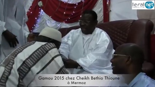 Arrêt sur images-Serigne Mbacké Ndiaye fait son "djebelou" à Cheikh Béthio