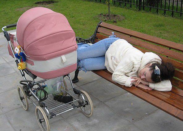 19 photos de parents ultra-fatigués par leur quotidien : la 7 est à mourir de rire !