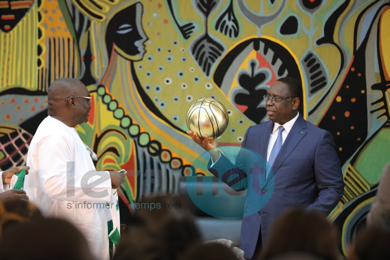Le Président Macky Sall  reçoit (une seconde fois) les Lionnes du Basket, victorieuses de l'Afrobasket 2015