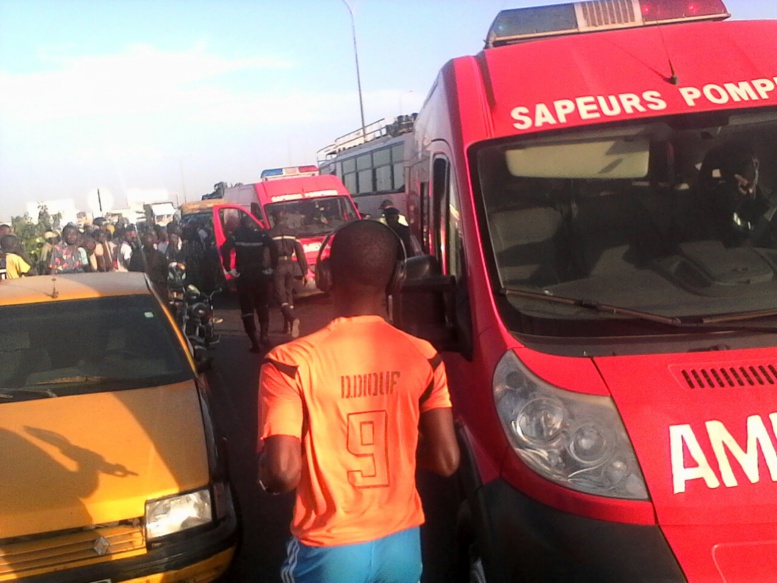 Images Choc au croisement Cambérène: un car rapide sans frein heurte un véhicule