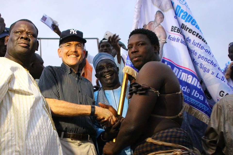 Combat de lutte Gambien – Bébé Saloum : L’ Ambassadeur des Etats Unis, James Zumwalt , un fervent des richesses de la culture sénégalaise