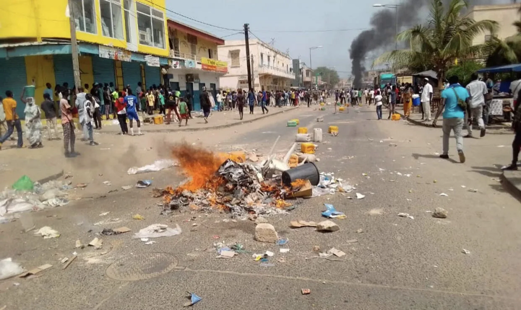 Manifestation à Saint-Louis : Colère des marchands ambulants, affrontements et chaos après leur déguerpissement du marché Sor