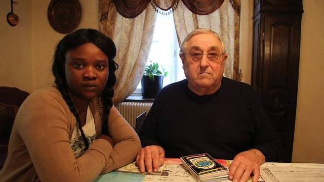 Teuss - La préfecture de Mayenne doute de la sincérité de son mariage d'avec ce viel homme: cette Sénégalaise de 25 ans risque d'être expulsée de la France 