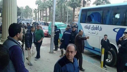 Un car de touristes attaqué devant un hôtel au Caire