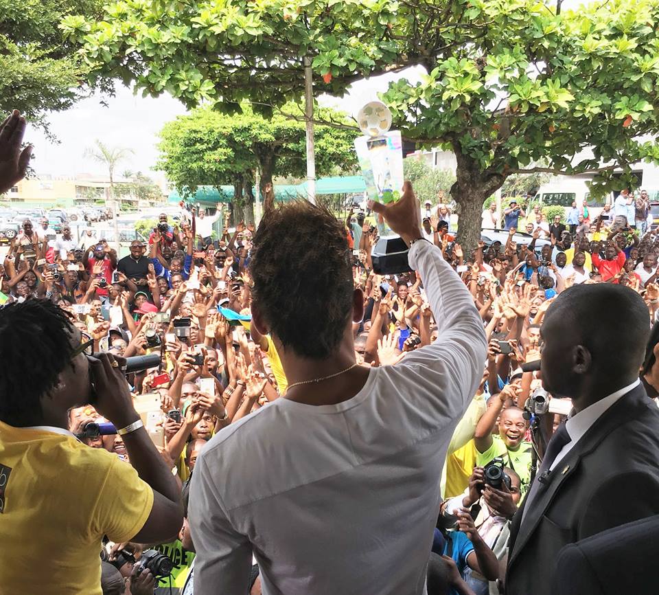 Meilleur Joueur Africain de l’année 2015: Pierre-Emerick Aubameyang accueilli au Gabon par une foule en liesse