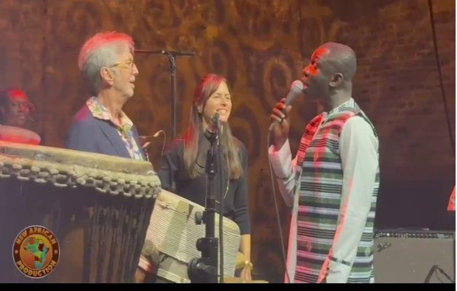 Quand deux légendes se rencontrent : Éric Clapton rend hommage à Pape Diouf à Londres