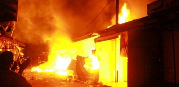 Incendie à Sandaga : Le toit du bâtiment s’effondre sur un pompier