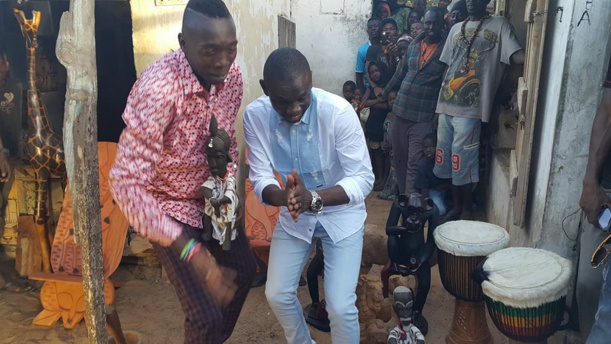 Photos - Pape Diouf au Village artisanal pour tourner le clip "Malaw"