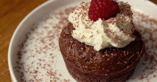 On vous voit déjà craquer pour ce délicieux moelleux au chocolat ! Suivez la recette en vidéo