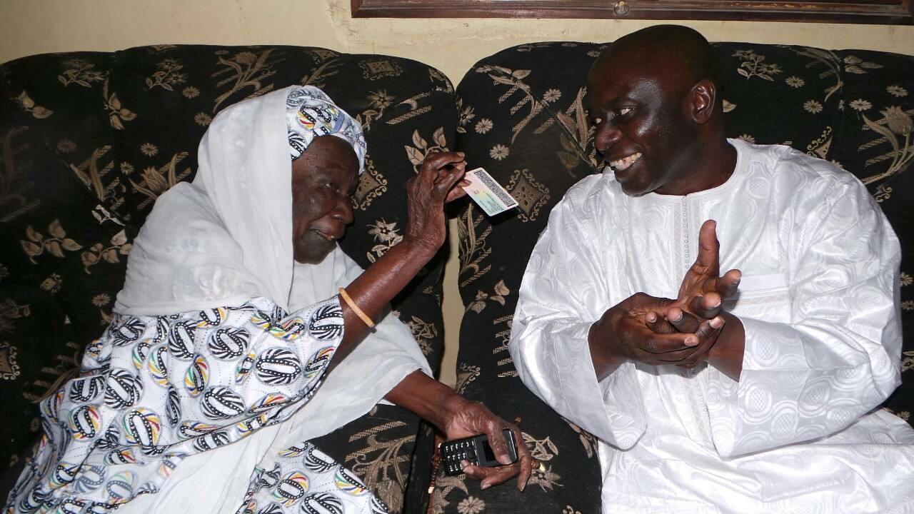 "Carte bi, yay borom", dit cette dame à Idrissa Seck 