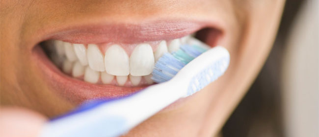 Dentifrice blanchissant : dangereux tous les jours ?