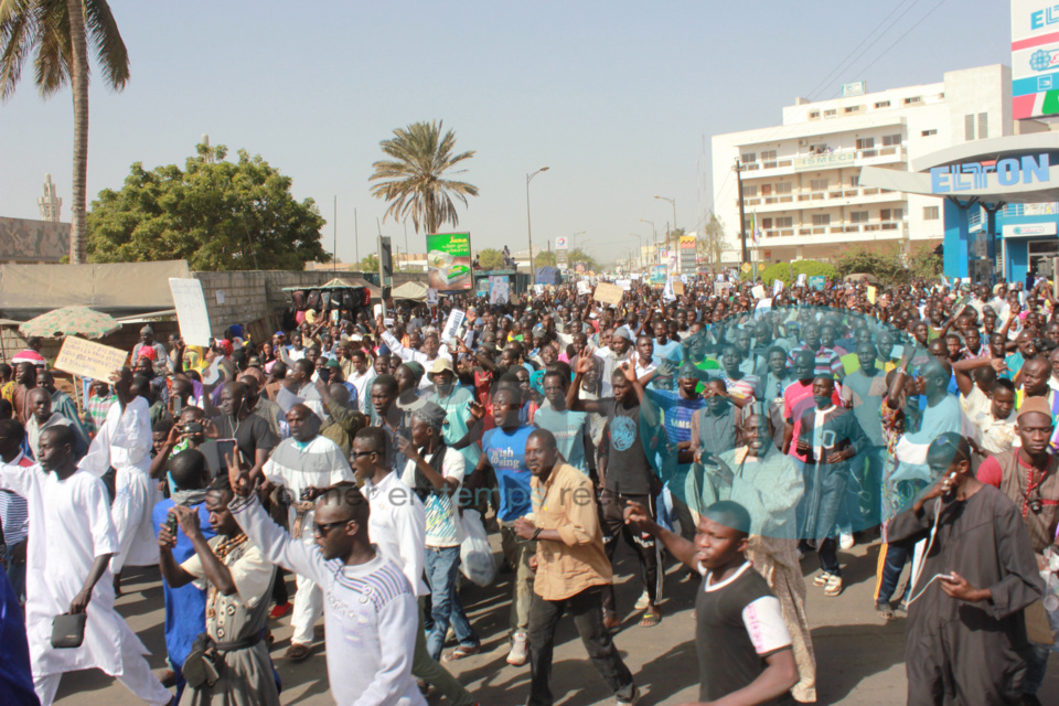 Manifestation anti-Jeune Afrique  à la mosquée Massalikul Jinane  à Dakar (images)