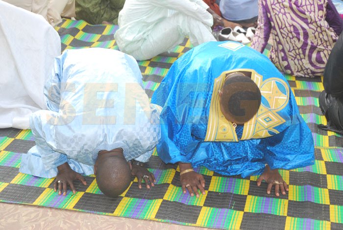 (3 photos) : Wally Seck en pleine prière