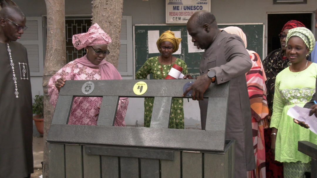 Lutte contre la pollution plastique en milieu scolaire : Remise de matériels issus du recyclage, au collège Sérigne Ahmed Sy Malick