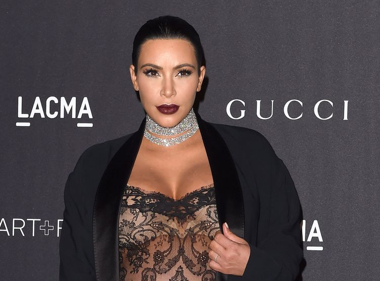Kim Karda­shian présente son guide de cadeaux coquins pour la Saint Valen­tin