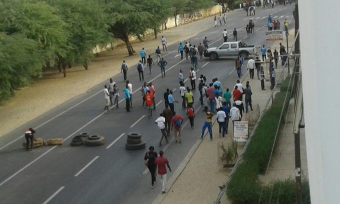 UGB: les étudiants barrent la route nationale