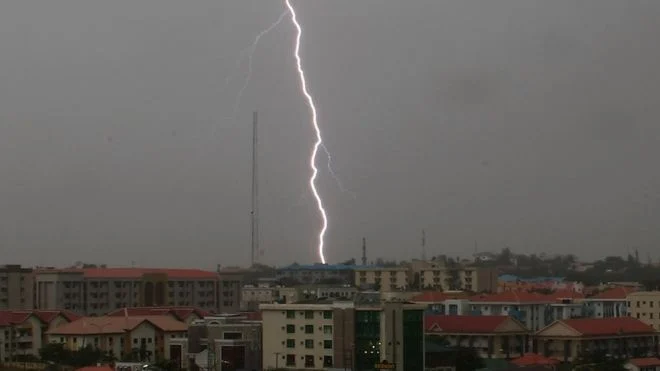 Wakhinane Nimzatt : Un jeune foudroyé à mort lors de la première pluie à Dakar