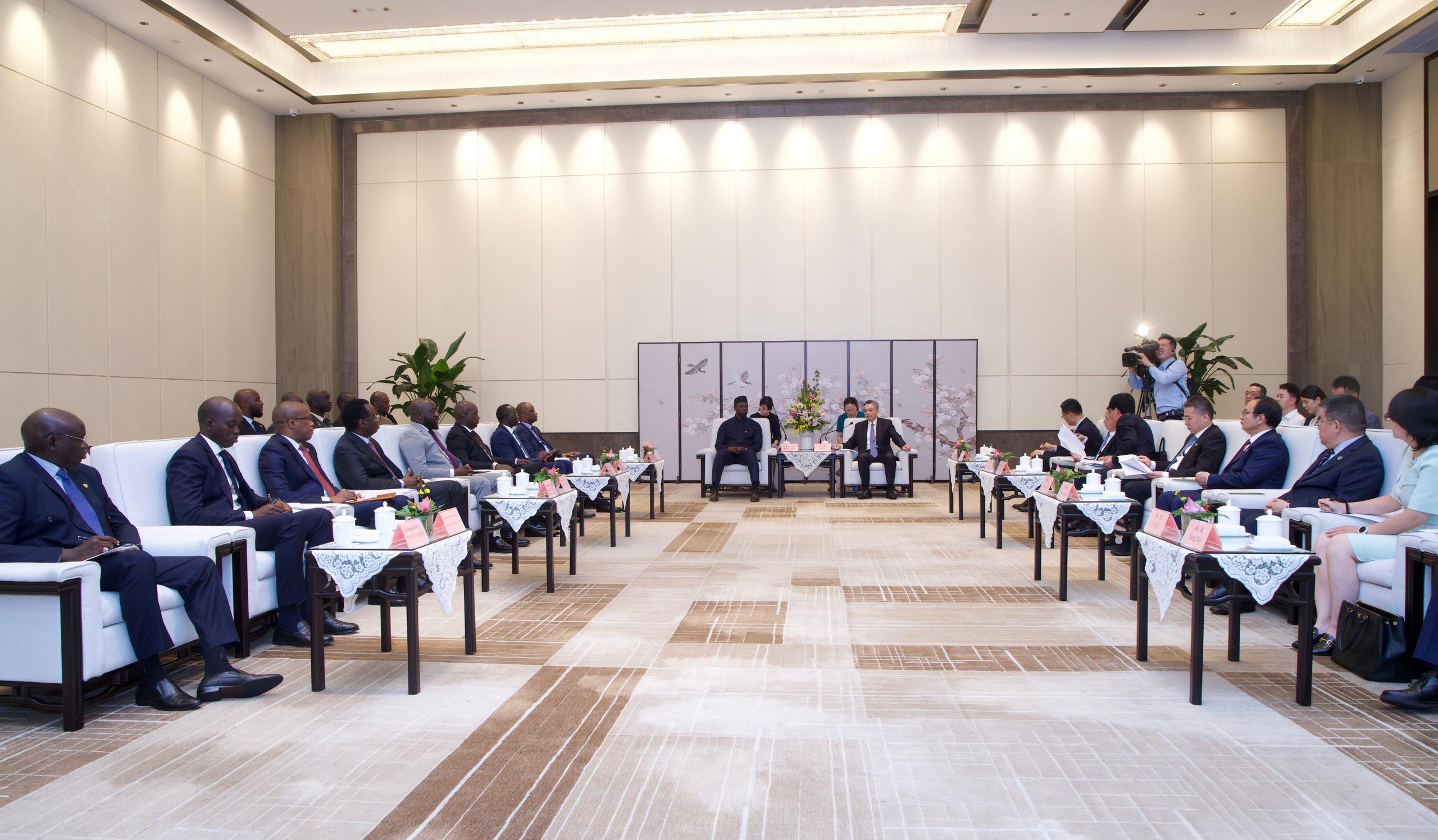 Photos/ Visite en Chine: le Premier ministre, Ousmane Sonko est arrivé à Hangzhou, capitale de la province du Zhejiang, ce samedi