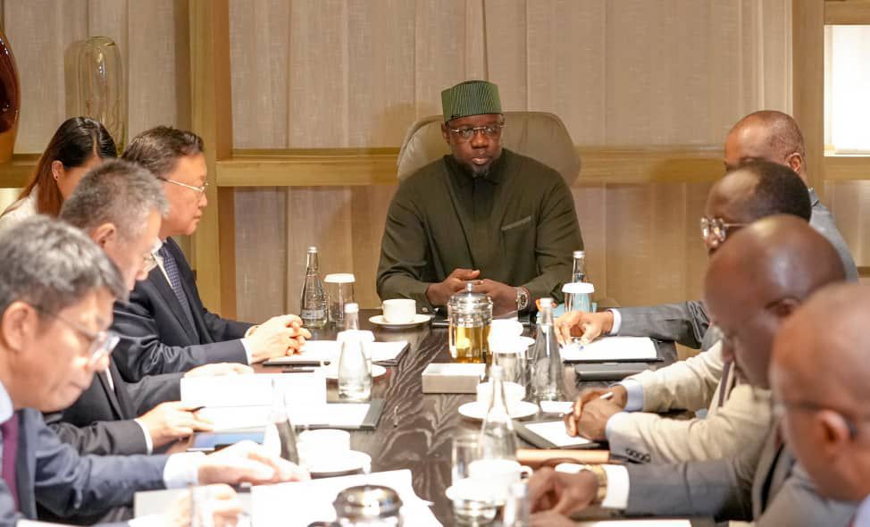 Photos/ Visite en Chine: Le  Premier ministre Ousmane Sonko a reçu à Tianjin, des responsables de la China Communications Construction Company, ce mardi